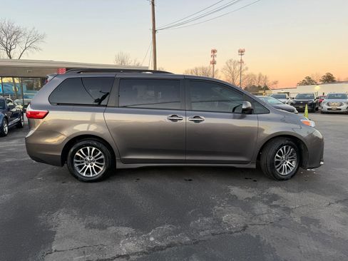 Used 2019 Toyota Sienna XLE image 2