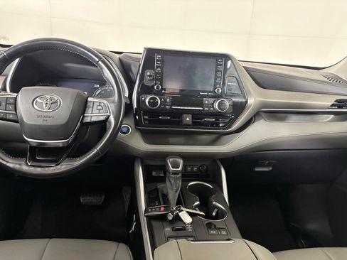 Used 2021 Toyota Highlander XLE AWD/4WD image 26