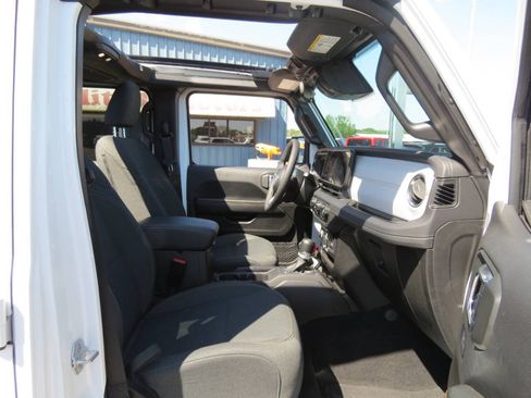 Used 2025 Jeep Wrangler Unlimited Sahara w/ Safety Group AWD/4WD image 6