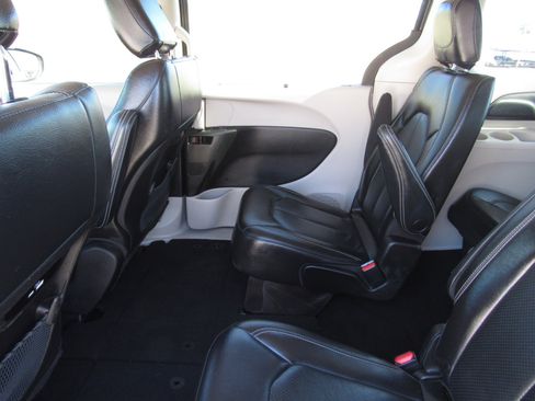 Used 2022 Chrysler Pacifica Touring-L image 15