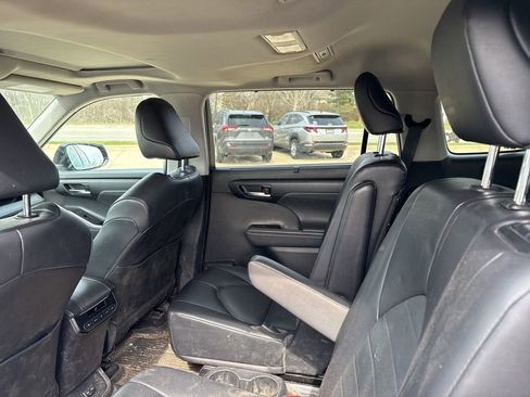 Used 2022 Toyota Highlander XLE image 14