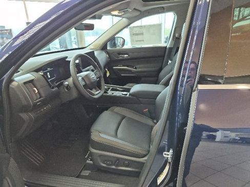 New 2026 Nissan Pathfinder SL w/ SL Premium Package AWD/4WD image 17