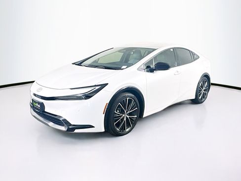 Used 2025 Toyota Prius XLE image 3