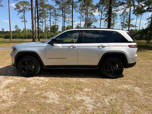 Used 2024 Jeep Grand Cherokee Limited w/ Luxury Tech Group II AWD/4WD image 2