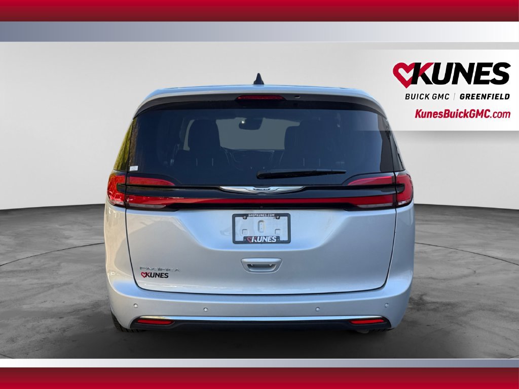Used 2024 Chrysler Pacifica Touring-L FWD image 9