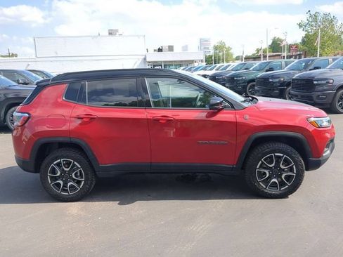 Used 2025 Jeep Compass Trailhawk AWD/4WD image 7