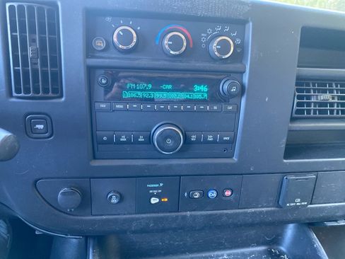 Used 2019 Chevrolet Express 2500 RWD image 17