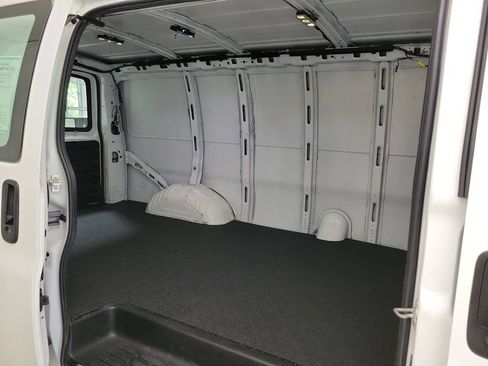 Used 2017 GMC Savana 2500 RWD image 9