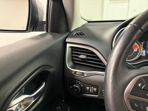 Used 2019 Jeep Cherokee Latitude w/ Comfort & Convenience Group AWD/4WD image 74