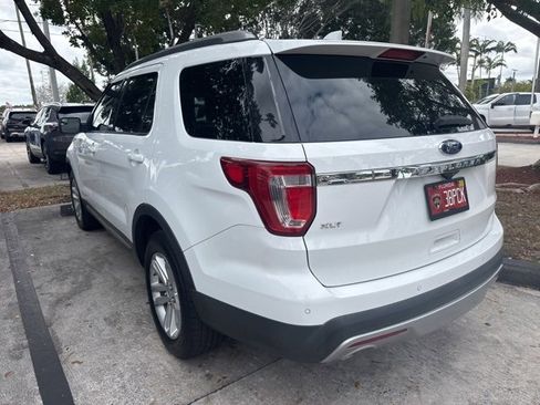 Used 2017 Ford Explorer XLT image 5