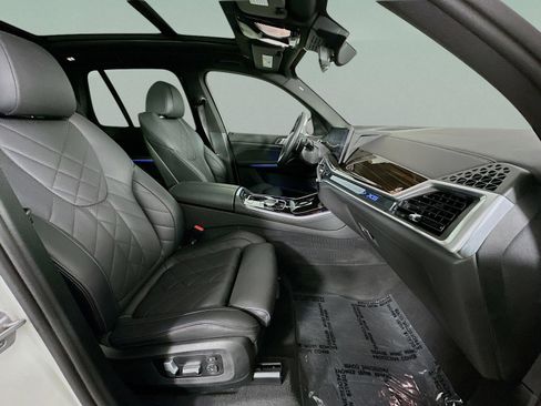 Used 2025 BMW X5 xDrive40i w/ Parking Assistance Package image 32