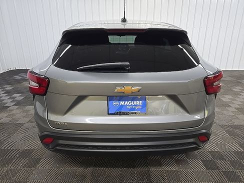 Used 2024 Chevrolet Trax LS w/ LS Convenience Package FWD image 11