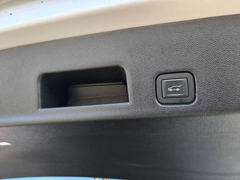 Used 2025 Chevrolet Traverse RS image 35