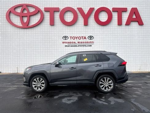 Used 2021 Toyota RAV4 XLE Premium AWD/4WD image 4