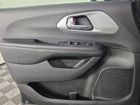 Used 2018 Chrysler Pacifica Touring-L Plus w/ Advanced Safetytec Group FWD image 35