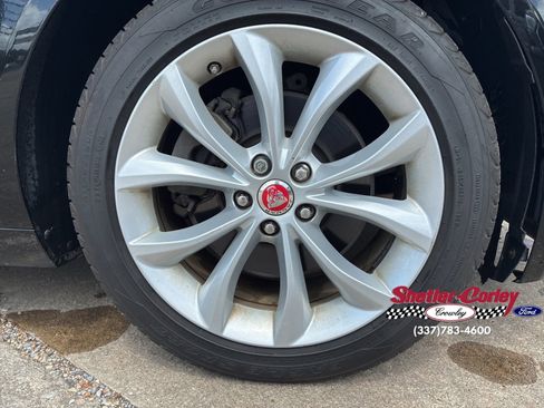 Used 2018 Jaguar XF Premium RWD image 2