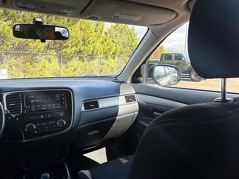 Used 2017 Mitsubishi Outlander SE image 33