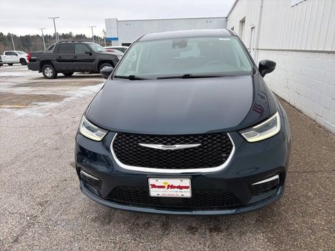 Used 2023 Chrysler Pacifica Touring-L image 6