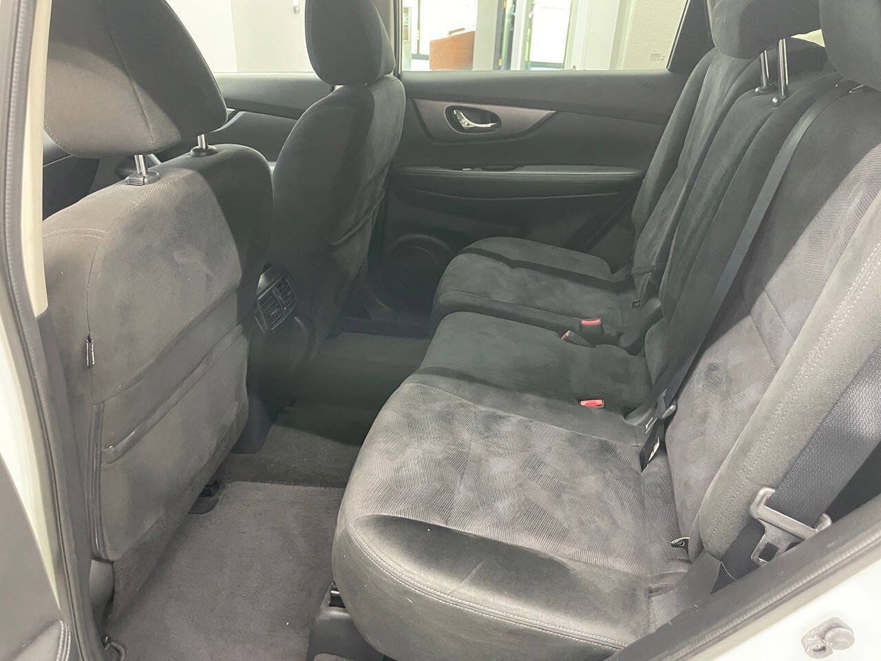 Used 2015 Nissan Rogue SV FWD image 17