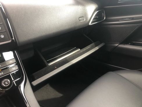 Used 2018 Jaguar XE Premium RWD image 18