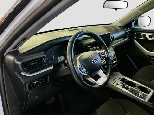 Used 2024 Ford Explorer XLT AWD/4WD image 9