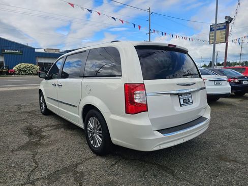 Used 2011 Chrysler Town & Country Limited FWD image 5