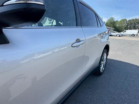 Used 2023 Toyota Venza XLE AWD/4WD image 14