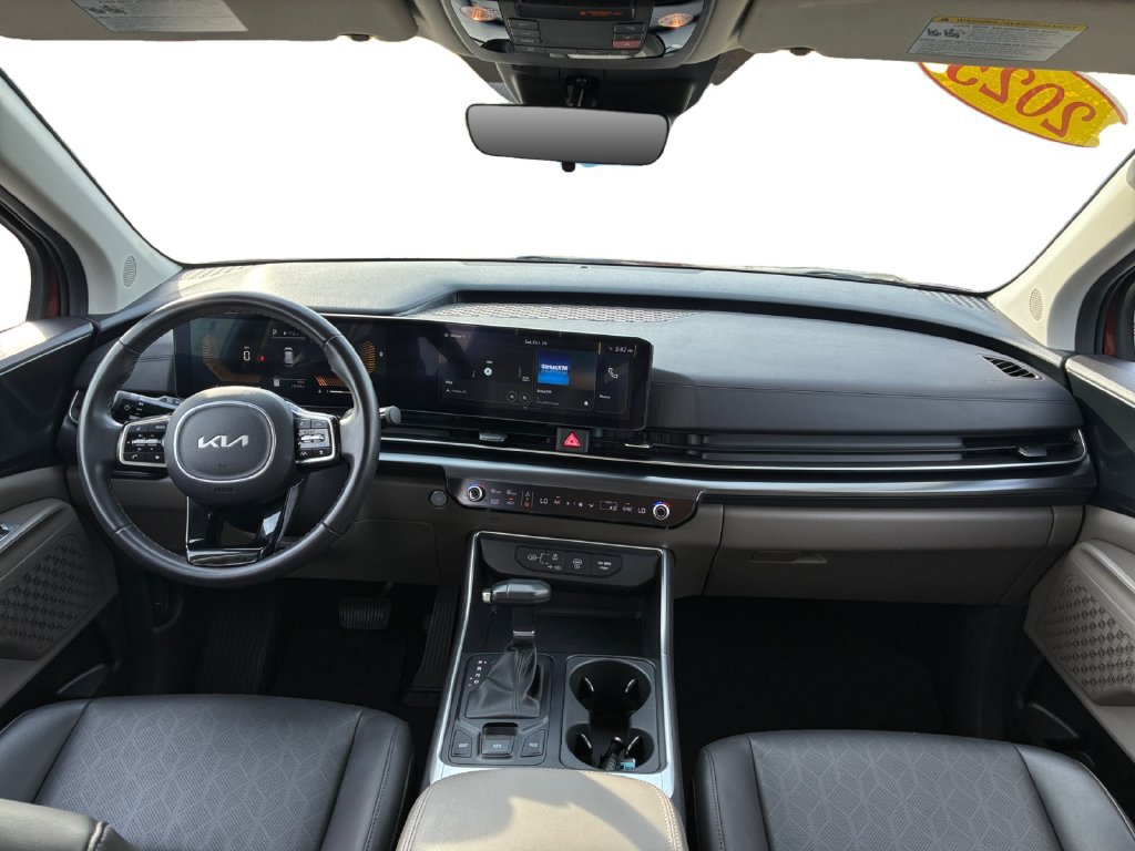 Used 2025 Kia Carnival FWD image 10