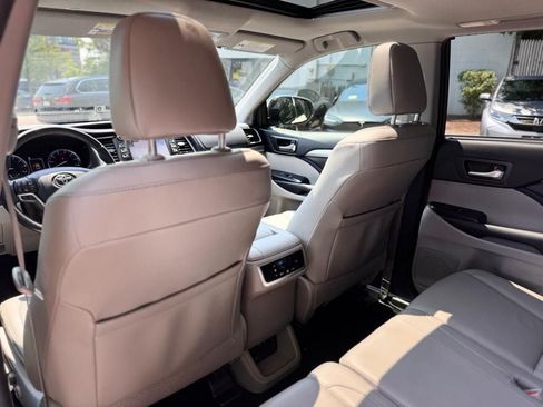 Used 2019 Toyota Highlander XLE AWD/4WD image 21