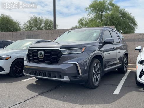Used 2023 Honda Pilot Touring image 2