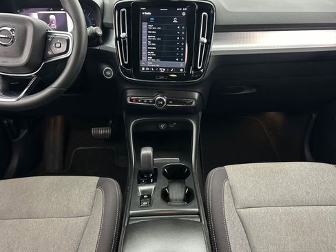 Used 2023 Volvo XC40 B4 Core w/ Convenience Package image 4