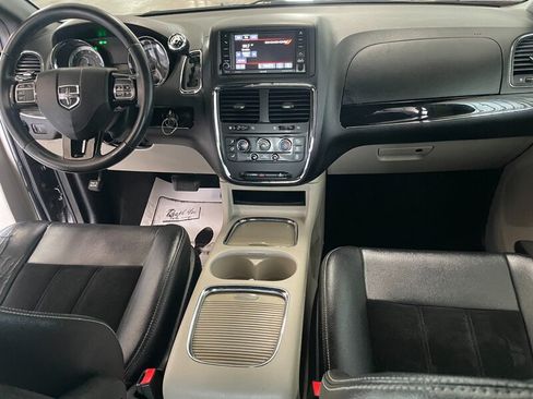 Used 2017 Dodge Grand Caravan SXT FWD image 8