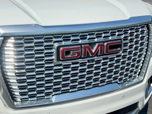 Used 2023 GMC Yukon XL Denali AWD/4WD image 14