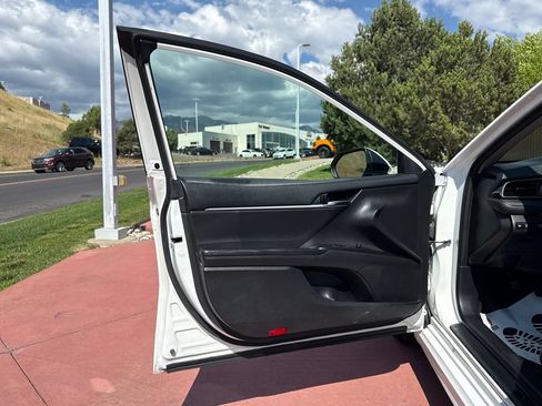 Used 2022 Toyota Camry SE FWD image 9