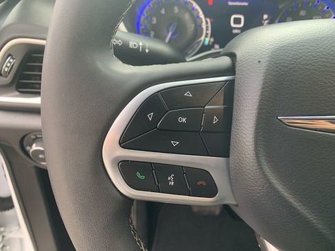 Used 2025 Chrysler Pacifica Select image 24