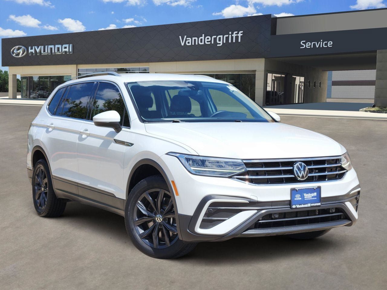 Used 2024 Volkswagen Tiguan SE FWD image 1