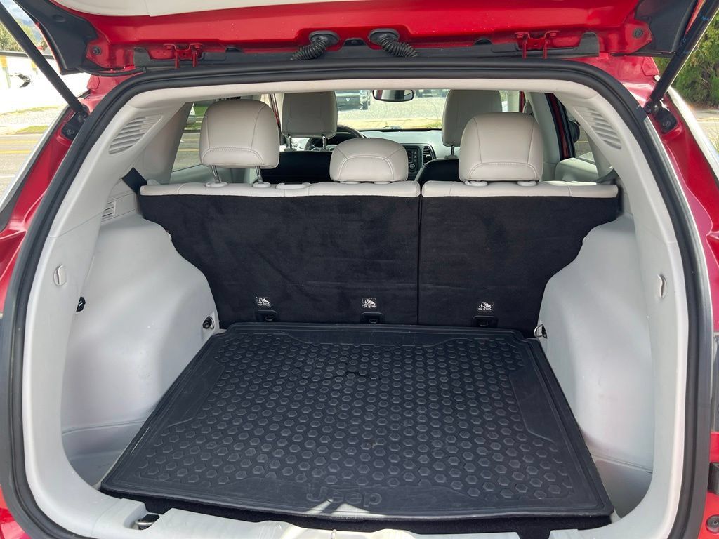 Used 2018 Jeep Compass Latitude w/ Cold Weather Group FWD image 9