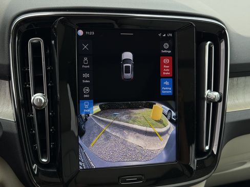 Used 2023 Volvo XC40 B4 Plus w/ Climate Package FWD image 25