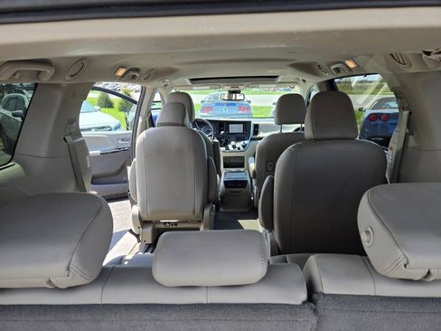 Used 2019 Toyota Sienna XLE AWD/4WD image 2
