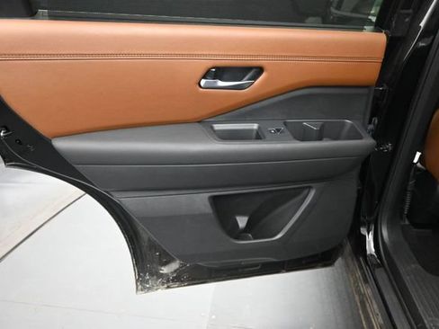 Used 2025 Nissan Pathfinder Platinum FWD image 22