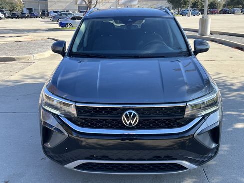 Certified 2022 Volkswagen Taos SE w/ IQ.Drive SE Package image 3