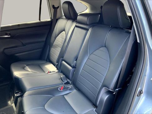 Used 2021 Toyota Highlander XLE AWD/4WD image 21