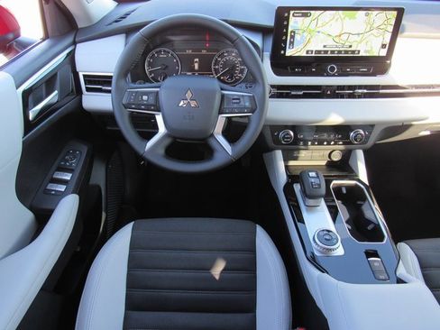 New 2025 Mitsubishi Outlander SE image 10