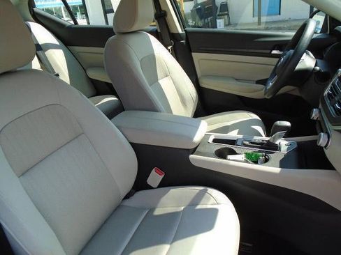 Used 2025 Nissan Altima 2.5 SV FWD image 19