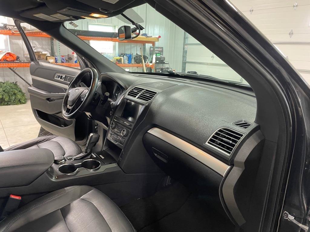 Used 2017 Ford Explorer XLT w/ Equipment Group 202A AWD/4WD image 26