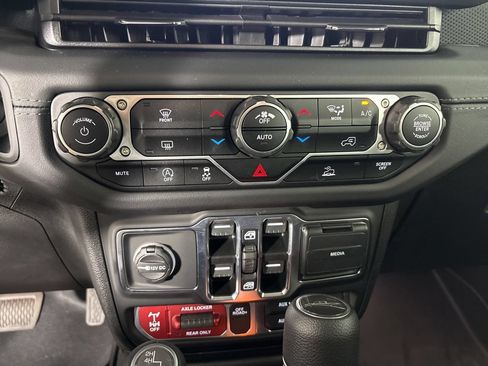 Used 2025 Jeep Gladiator Mojave AWD/4WD image 18