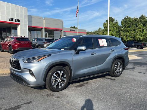 Certified 2024 Toyota Highlander XLE image 2