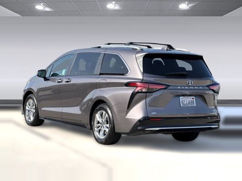Certified 2022 Toyota Sienna Limited image 8