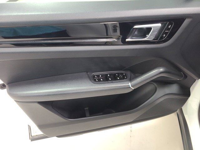 Used 2020 Porsche Cayenne AWD/4WD image 17