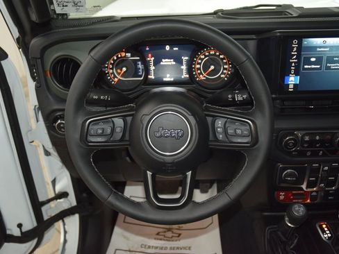 Used 2025 Jeep Gladiator Mojave AWD/4WD image 31